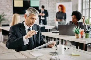 راهنمای انتخاب وکیل کار و بیمه برای دعاوی پیچیده کارگاهی